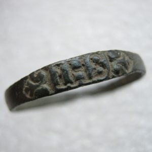 Antieke koperen ring met religieus reliëf IHS.