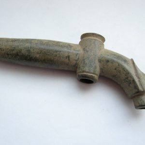 Ancien robinet d'eau robinet en métal rouillé baril authentique détail samovar