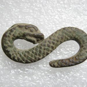 Crochet de serpent faisant partie du cintre de poignard