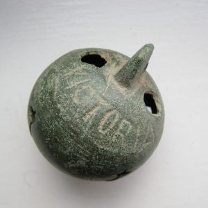 Antica campana in bronzo antico sbalzato `` Victoria"